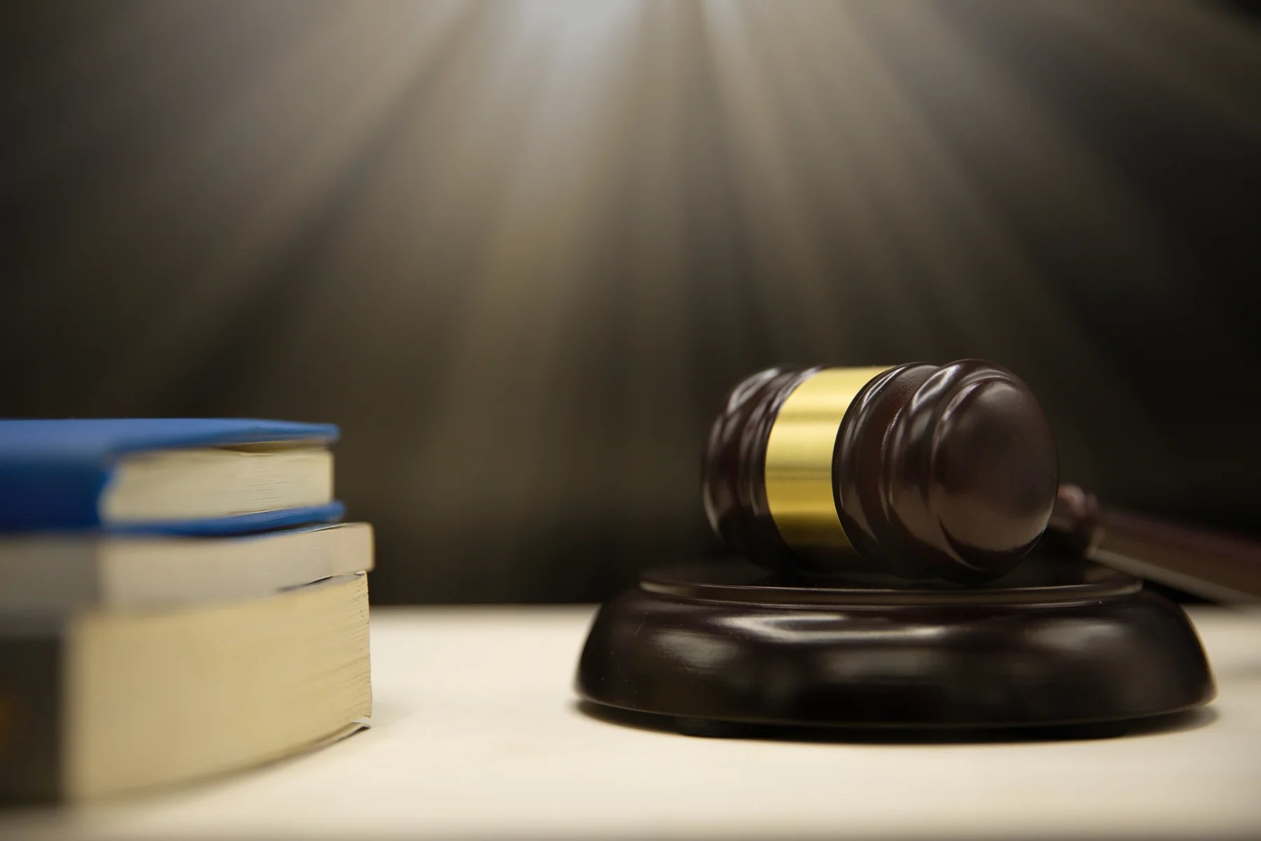 كتب ومستندات وأدوات ترمز إلى العمل القانوني والعدالة