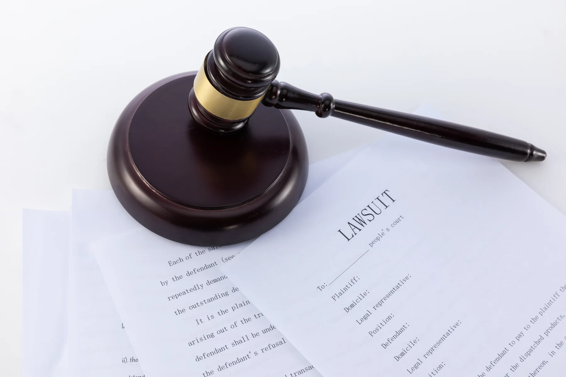 كتب ومستندات وأدوات ترمز إلى العمل القانوني والعدالة