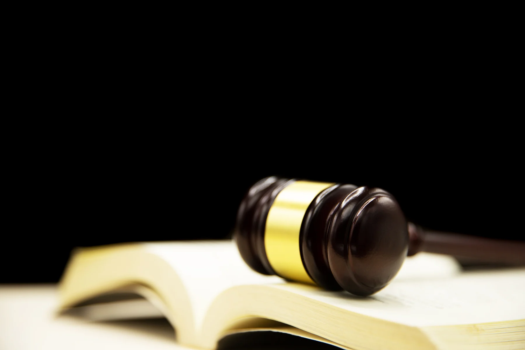 كتب ومستندات وأدوات ترمز إلى العمل القانوني والعدالة